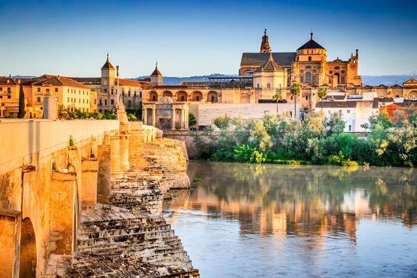 cordoba - katedrála mezquita, andalusie, španělsko - roman bridge - stock snímky, obrázky a fotky
