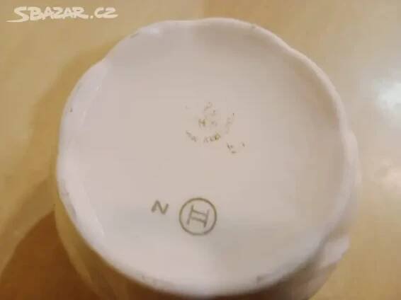 Hrníčky z růžového porcelánu H&C Czechoslovakia.