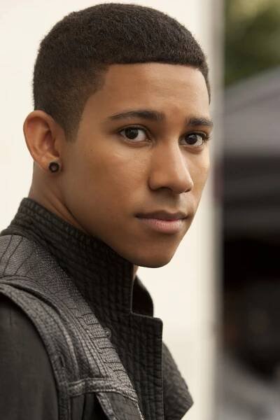 Rezistence - Z filmu - Keiynan Lonsdale