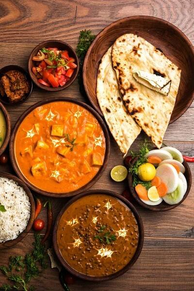 různé indické jídlo k obědu nebo večeři, rýže, čočka, paneer, dal makhani, naan, chutney, koření nad náladovým pozadím. selektivní zaostření - unleavened bread - stock snímky, obrázky a fotky