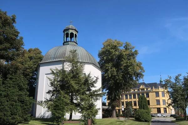 Hřbitovní kaple sv. Michala s gymnáziem