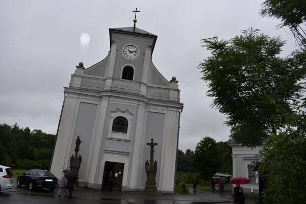 Šikmý kostel znova vysvětili: Nakloněná památka je turistickým tahákem