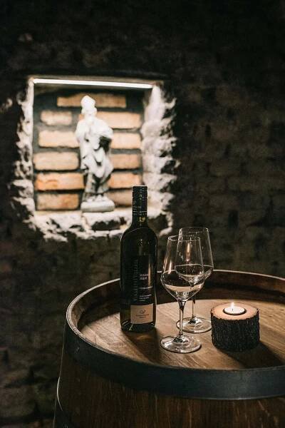 Vinný sklep - dekorace - ubytovanie vo vínnej pivnici