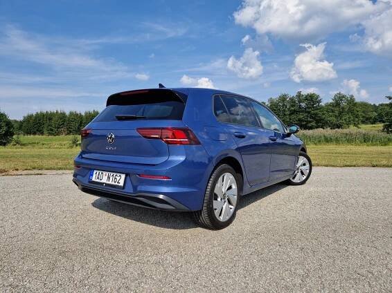 200 tisíc je skoro minimum. Autosalony se trumfují ve slevách, kde jsou největší?