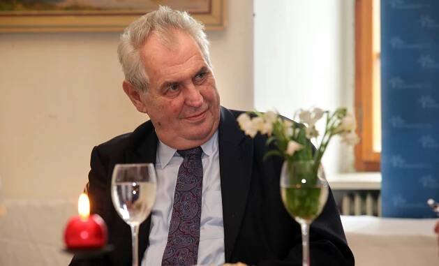 Prezident Zeman navštěvoval vojáky a z Konice si odvezl slivovici