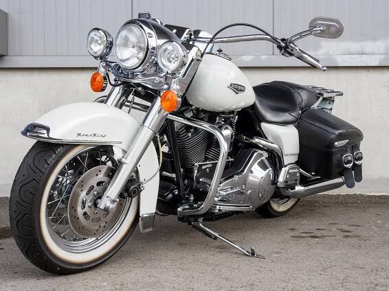 File:Harley-Davidson Road King in Switzerland (2022).jpg