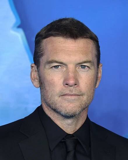 Hlavní Avatar Sam Worthington jako by nezestárnul ani o den: Na premiéru ho doprovodila nádherná manželka