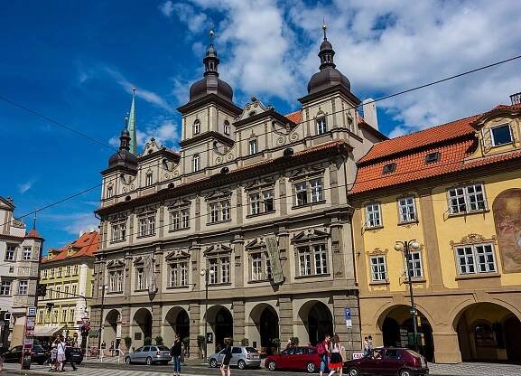 Malostranská beseda. Věže ano či ne, bylo obtížné rozhodnout