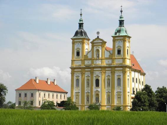 Kvůli bujarým oslavám v areálu kostela se část lidí z Dubu... | Olomouc