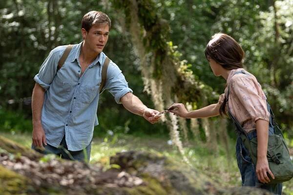 Tate (Taylor John Smith) and Kya (Daisy Edgar-Jones) are smitten.