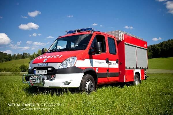 Cisternová automobilová stříkačka na podvozku Iveco Daily je novinkou ve vozovém parku hasičů obce Běloves | POŽÁRY.cz
