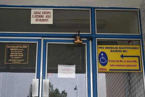 Areál Městských lázní v Krnově má zajímavé využití. Slouží cirkusu jako pastviny. Zatímco na Pradědu spásají louky poníci a krávy, a v centru Krnova zase lamy a velbloudi.
