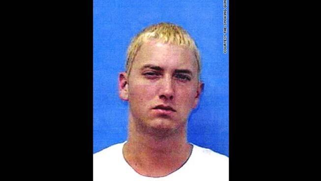 Marshall Mathers, neboli Eminem, byl zatčen dvakrát, vždy za vyhrožování s bouchačkou - jednou své ex-manželce Kim, podruhé konkurenční rapové crew Insane Clown Posse.