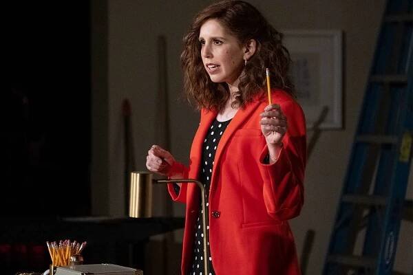 Vanessa Bayer as Joanna Gold in I LOVE THAT FOR YOU, “GottaHaveIt”. Photo Credit: Tony Rivetti Jr./SHOWTIME.