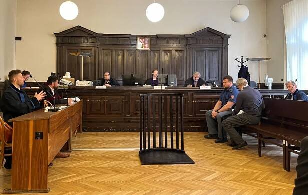 Jednací síň Krajského soudu v Brně před začátkem hlavního líčení.