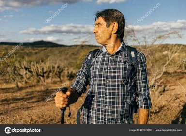 Starší Muž Dělá Outdoorové Aktivity Pěší Turistika Polosuché Oblasti Brazílie — Stock Fotografie © kleberpicui #481945282