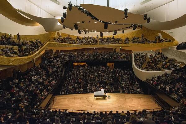 Innenaufnahme des Konzertsaals der Philharmonie de Paris mit Publikum