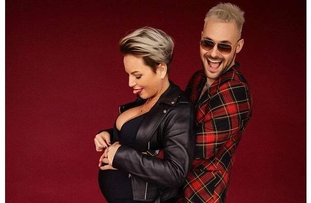 Žádné kytičky a volánky, ale pořádný punk: Těhotná Martina Pártlová zveřejnila první fotku s o 14 let mladším partnerem - Super.cz