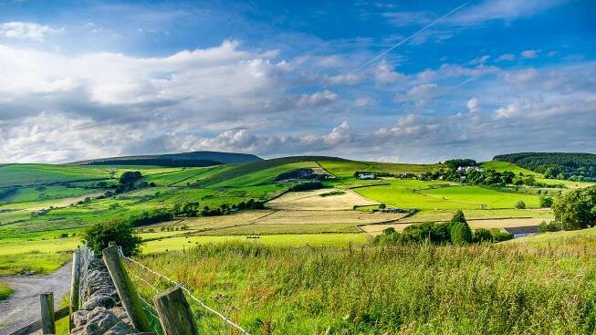 zasněná obloha nad pendle hillem - lancashire - stock snímky, obrázky a fotky