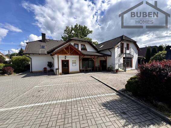 Penzion se skladem, dvougaráží, dětským hřištěm a parkovacím stáním (1257m2) - Tachov - Vítkov | Reality.iDNES.cz 
