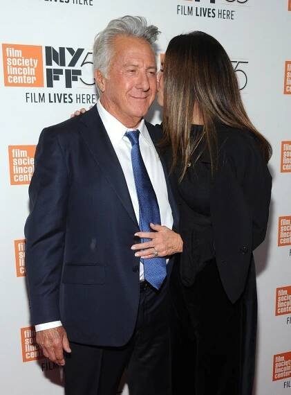 To je aspoň propagace! Dustin Hoffman se na filmovém festivalu nechal zlíbat od své o 17 let mladší ženy Lisy