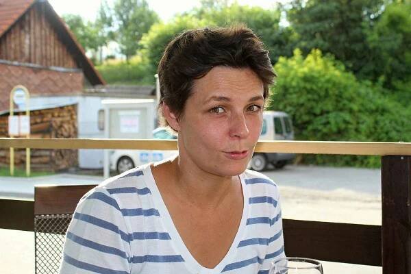 Renata Prokopová je česká herečka. Je rodačka ze Lhoty u Vsetína. Vystudovala DAMU a žije v Praze. Hrála v seriálech Rodinná pouta, Ulice, Modrý kód, Kriminálka Anděl či Bohéma. Činí se také na divadelních prknech.