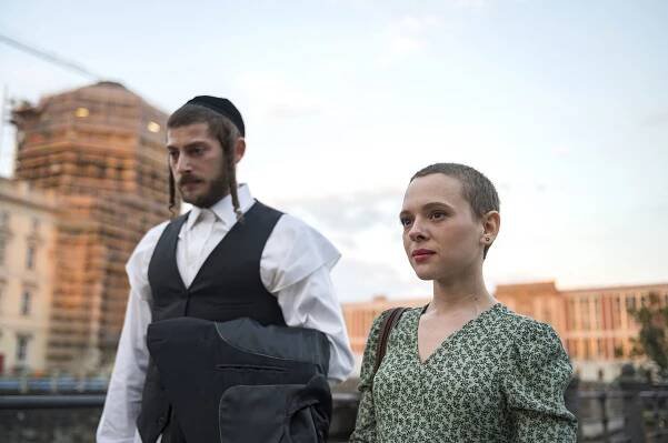 Amit Rahav as Yanky Shapiro and Shira Haas as Esty Shapiro in 'Unorthodox'