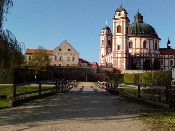 V zámku je rušno. Uklízejí a chystají věci na odvoz do Uherčic