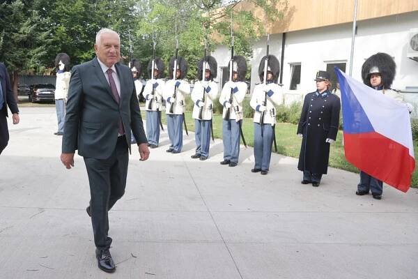 Klaus ostře: „Bezcenná miniaturní stranička vypadla z vlády.“ Zmínil radost i míru zla Bartoše