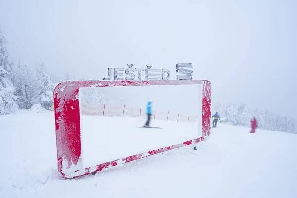 FOTO: Ski areál Ještěd zahájil slavnostně sezónu, láká i na noční lyžování