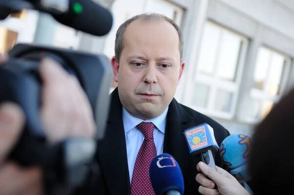 S exposlanci Tluchořem, Šnajdrem a Fuksou je dále vedeno trestní řízení. Nebo taky ne