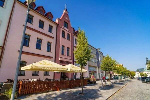 Pohled z ulice na vstup do hotelu