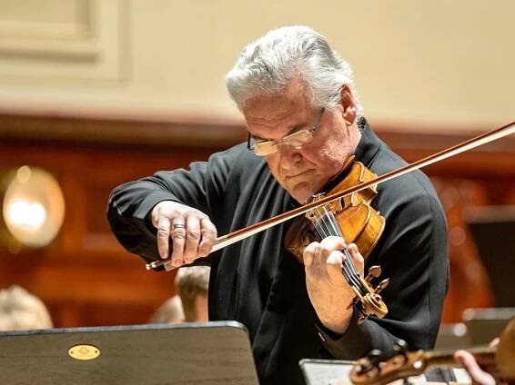 Koncert FOK s houslistou Pinchasem Zukermanem nabídl zajímavou a pestrou dramaturgii