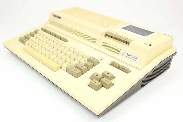 Z-praveho-boku-Sharp-MZ-800