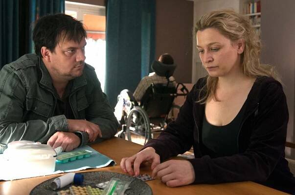 Volejte policii 110 - Einer für alle, alle für Rostock - Z filmu - Charly Hübner, Anna König