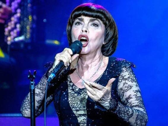 Nástupkyně Edith Piaf v Praze. Mireille Mathieu natočila videoklip v prostorách Pražského hradu