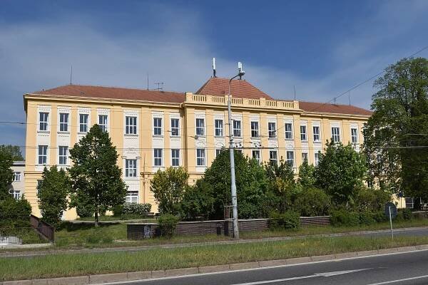 Soubor:Brno-Zidenice - Zakladni skola Gajdosova.jpg – Wikipedie