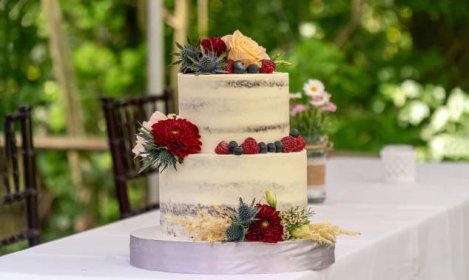 Dvoupatrový svatební dort s květinami