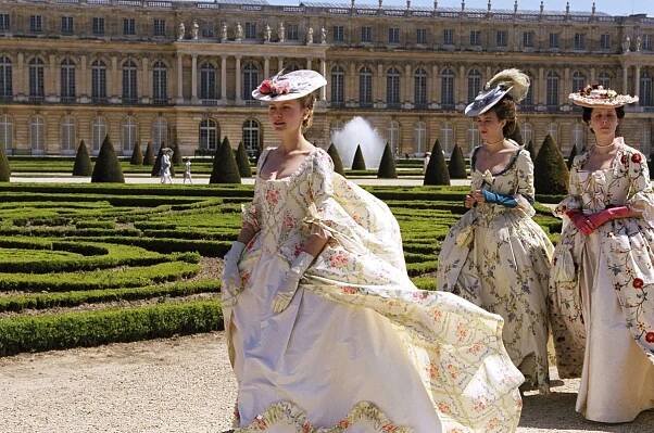 Marie Antoinetta - Z filmu - Kirsten Dunst, Céline Sallette, Judy Davis