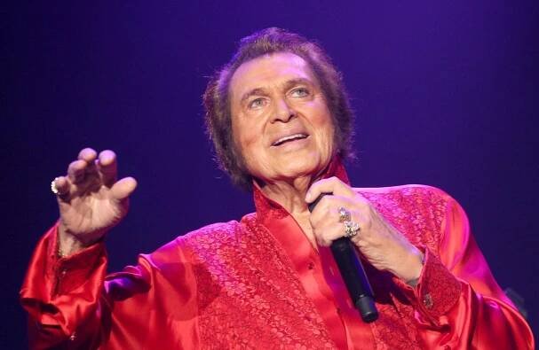 Britský zpěvák a proutník Engelbert Humperdinck (88) míří do Prahy: Letí si pro kalhotky! Měl prý 3000 milenek