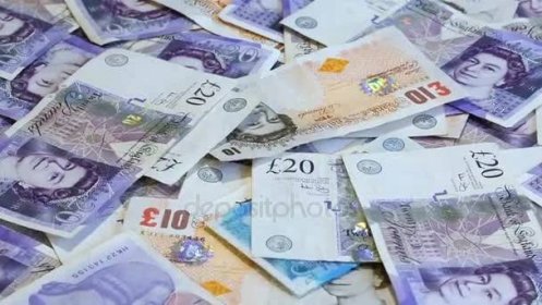 Měna, Velká Británie, Gbp. 5, 10, 20 liber bankovek roztroušených na stole, makro portrét královny Alžběty na peníze různých hodnotách. — Stock video © bh-2 #160571142