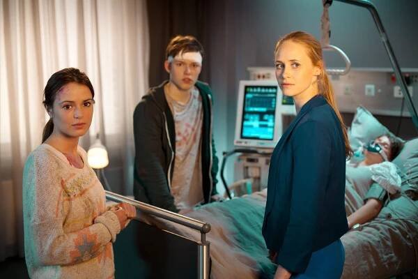 Doc Meets Dorf - Der Tag, an dem die Welt stehenblieb - Z filmu - Xenia Assenza, Inez Bjørg David