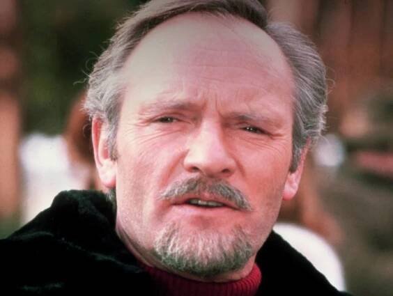 Julian Glover – Aris Kristatos