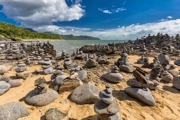 naskládané vyvažovací skály na pláži mezi cairns a port douglas, austrálie - port douglas - stock snímky, obrázky a fotky