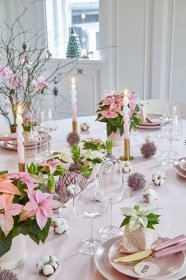 Květinová výzdoba stolu korunovaná vánoční hvězdou