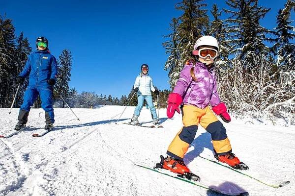 Perfektně upravené svahy pro celou rodinu a špičkové služby najdete ve Skiareálu Lipno