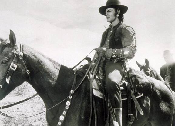 Ve věku 83 let zemřel herec John Saxon.