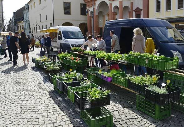 K snídani ovoce, k obědu šampaňské. Chomutov patřil farmářům a vinařům