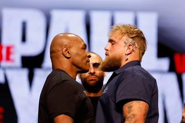 Boxerská legenda Mike Tyson (vlevo) se vrací do ringu. Ve svých 58 letech