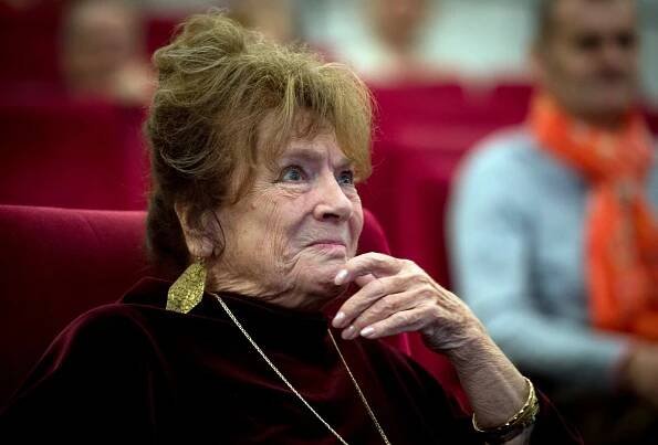 "Měla jsem tři životy". Vlasta Chramostová přežila komunismus jen díky humoru